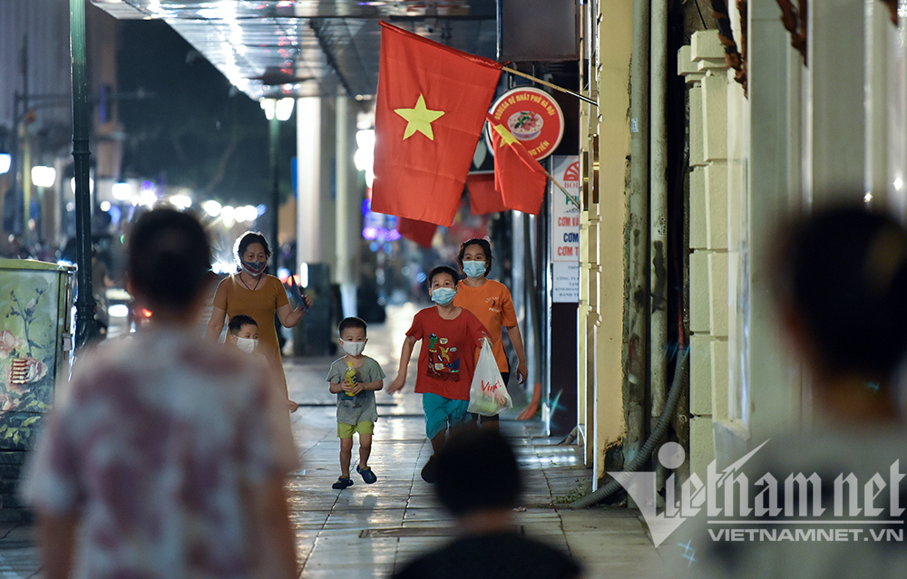 'Biển người' ở Hà Nội đổ ra đường vui Trung thu sau ngày dài giãn cách