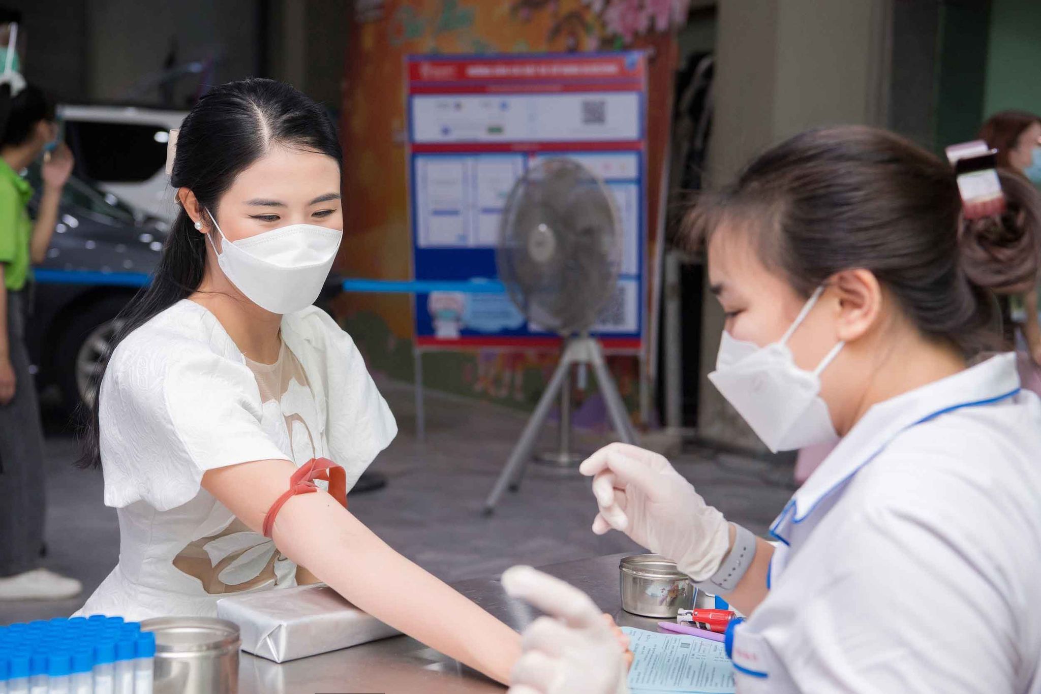 Hoa hậu Ngọc Hân đi hiến máu và trao quà trung thu tại bệnh viện