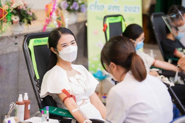 Hoa hậu Ngọc Hân đi hiến máu và trao quà trung thu tại bệnh viện
