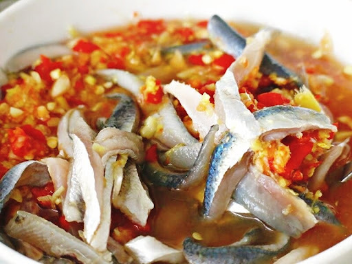 Món gỏi cá sống trăm năm tuổi 'ăn là nghiện' ở làng chài Đà Nẵng