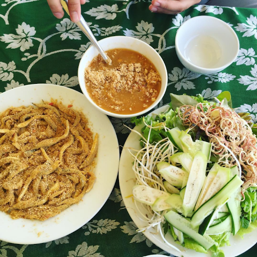 Món gỏi cá sống trăm năm tuổi 'ăn là nghiện' ở làng chài Đà Nẵng