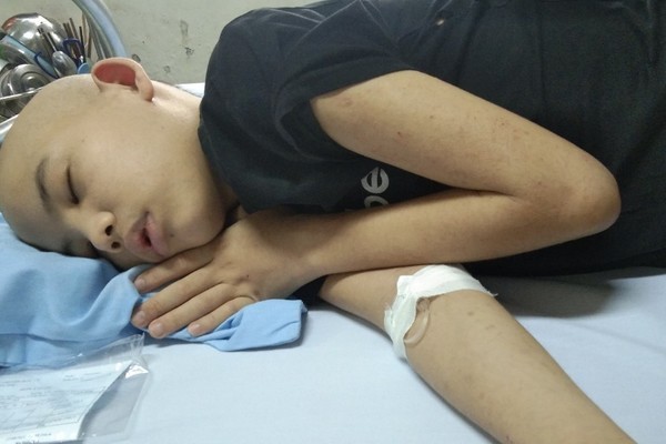 Xót xa cậu bé ung thư xin bố mẹ nhận con nuôi để có người phụng dưỡng