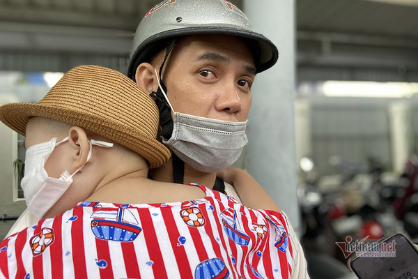 Vợ mất vì Covid-19, chồng bế con nhỏ lội mưa đi nhận lại kỷ vật