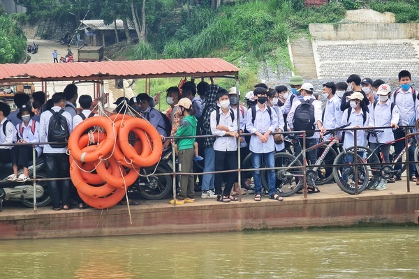 Chuyến đò ‘ken cứng’ người qua dòng sông chảy xiết ở Thanh Hóa