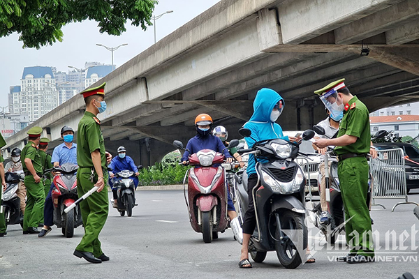 Chuyên gia: Hà Nội không nên nóng vội cấp 'thẻ xanh' vắc xin