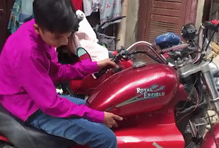 Cậu bé 15 tuổi chế mô tô Royal Enfield cũ thành xe chạy điện