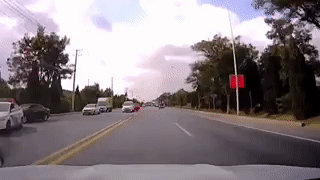 Phản ứng nhanh giúp tài xế tránh đâm trực diện với "xe điên"