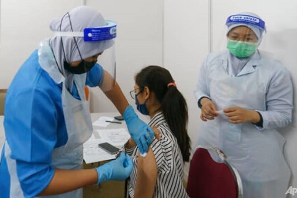 Malaysia nêu điều kiện mở cửa du lịch, Mỹ mua thêm 500 triệu liều vắc xin