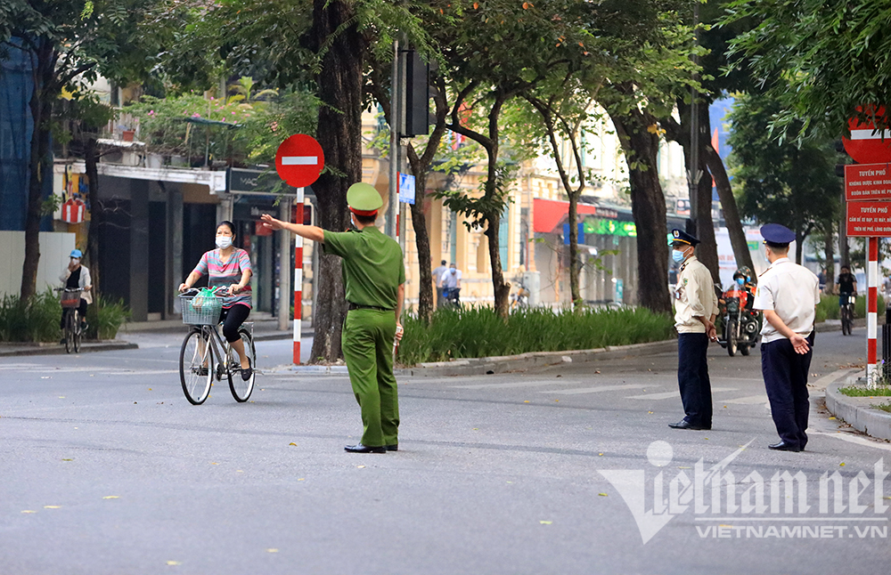 Người Hà Nội và thú cưng đi bộ, đạp xe thể dục buổi sáng