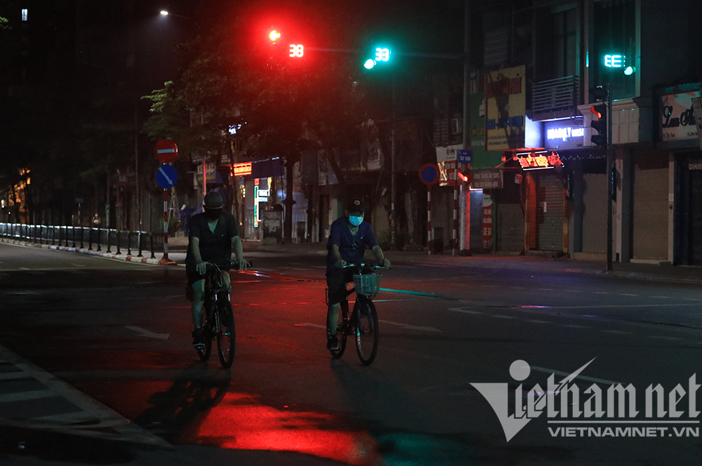 Người Hà Nội và thú cưng đi bộ, đạp xe thể dục buổi sáng