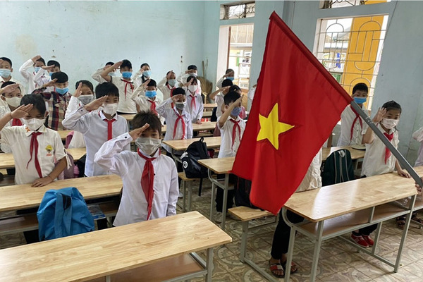 Trường học Nghệ An duy trì dạy trực tuyến sau khi học sinh trở lại trường