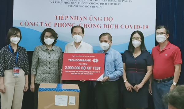 Techcombank tặng TP.HCM 2 triệu bộ kit xét nghiệm Covid-19