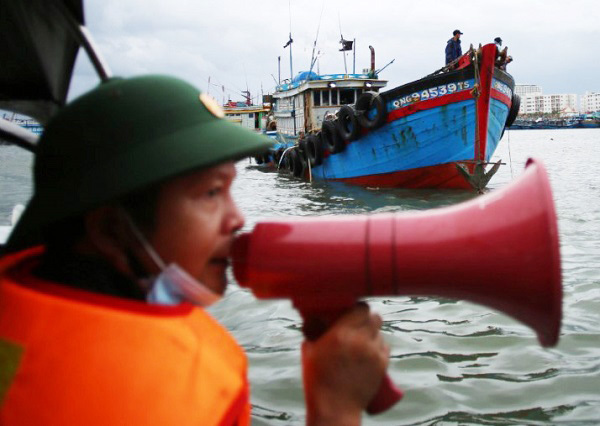 Các tỉnh miền Trung cấm tàu thuyền ra khơi, chạy đua ứng phó với ATNĐ