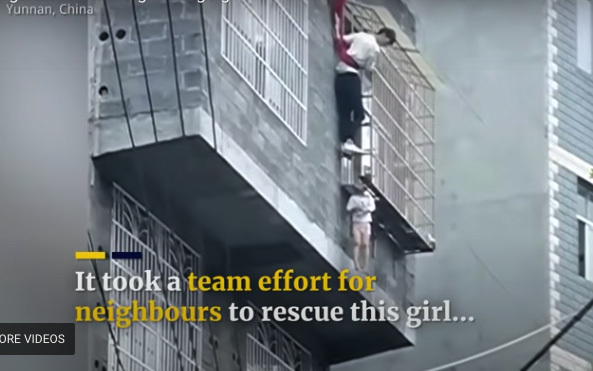 Hàng xóm giải cứu bé gái lơ lửng trên 'chuồng cọp' tầng 4
