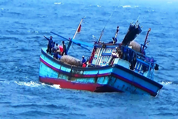 Tàu cá Bình Định bị tàu hàng đâm chìm, 2 ngư dân mất tích