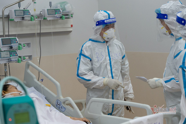 HCM City wants official payment scale for COVID-19 treatment at private facilities