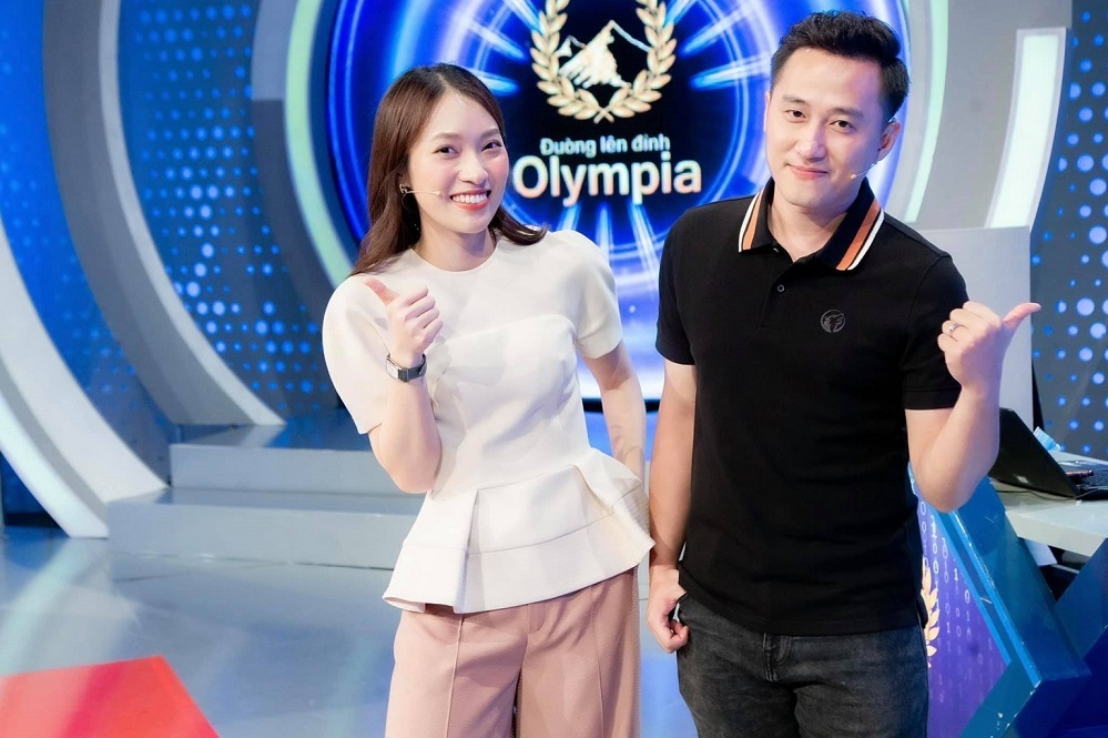 Khánh Vy 'nhại 7 thứ tiếng' làm MC Đường lên đỉnh Olympia
