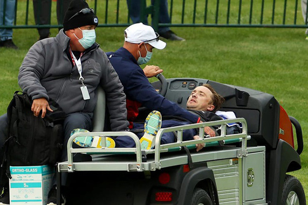 Diễn viên 'Harry Potter' bị ngất khi đang thi đấu golf