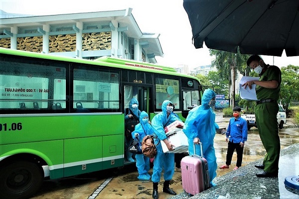 Đón người dân ở điểm dịch lớn nhất tại Hà Nội đi cách ly trở về