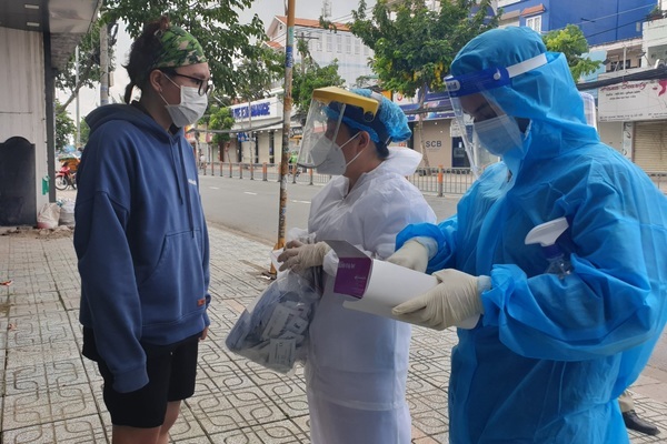 Dân 'vùng đỏ' ở TP.HCM tự 'chọc mũi' xét nghiệm, biết kết quả tại nhà