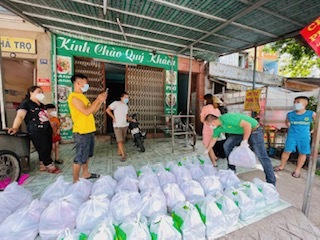Báo VietNamNet tiếp tục trao quà của bạn đọc đến người lao động