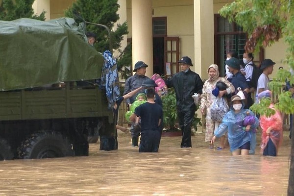 Quảng Ninh mưa lớn suốt 3 giờ, quân đội điều xe đón học sinh