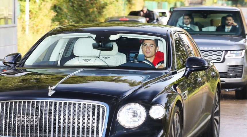 Vì sao chiếc Bentley tay lái thuận của Ronaldo được chạy ở Anh?