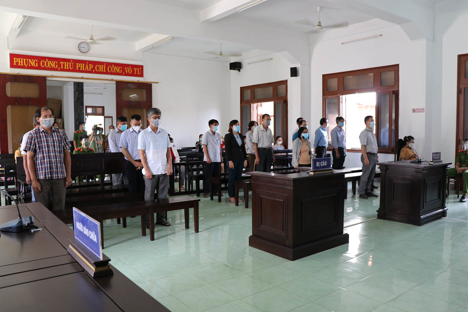 Xét xử sơ thẩm 18 bị cáo trong vụ lộ đề thi công chức ở Phú Yên