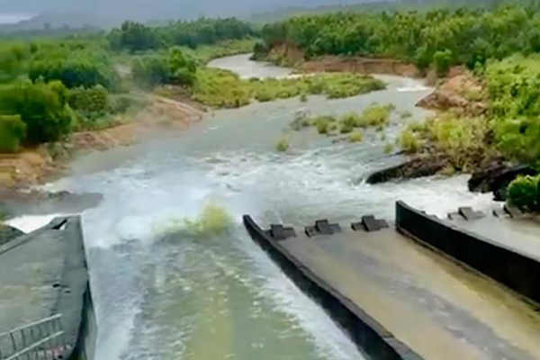 Mưa lớn, hồ đập ở Nghệ An xả lũ khiến hàng trăm nhà dân bị ngập