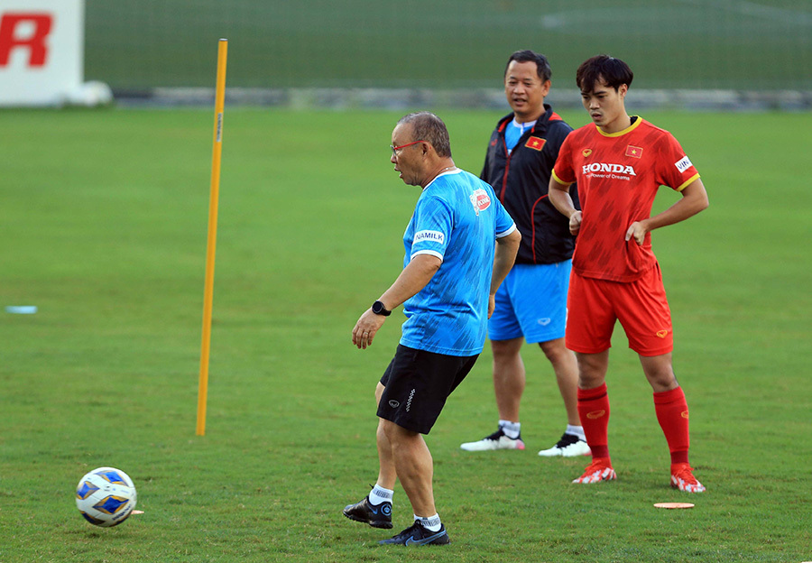 Thầy Park 'cầm tay chỉ việc' Công Phượng, Quang Hải