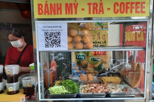 Hàng quán Hà Nội thực hiện việc quét QR Code khi giao dịch