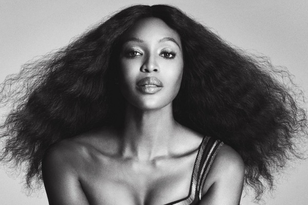 Siêu mẫu Naomi Campell tái xuất sàn catwalk hậu sinh con gái đầu lòng