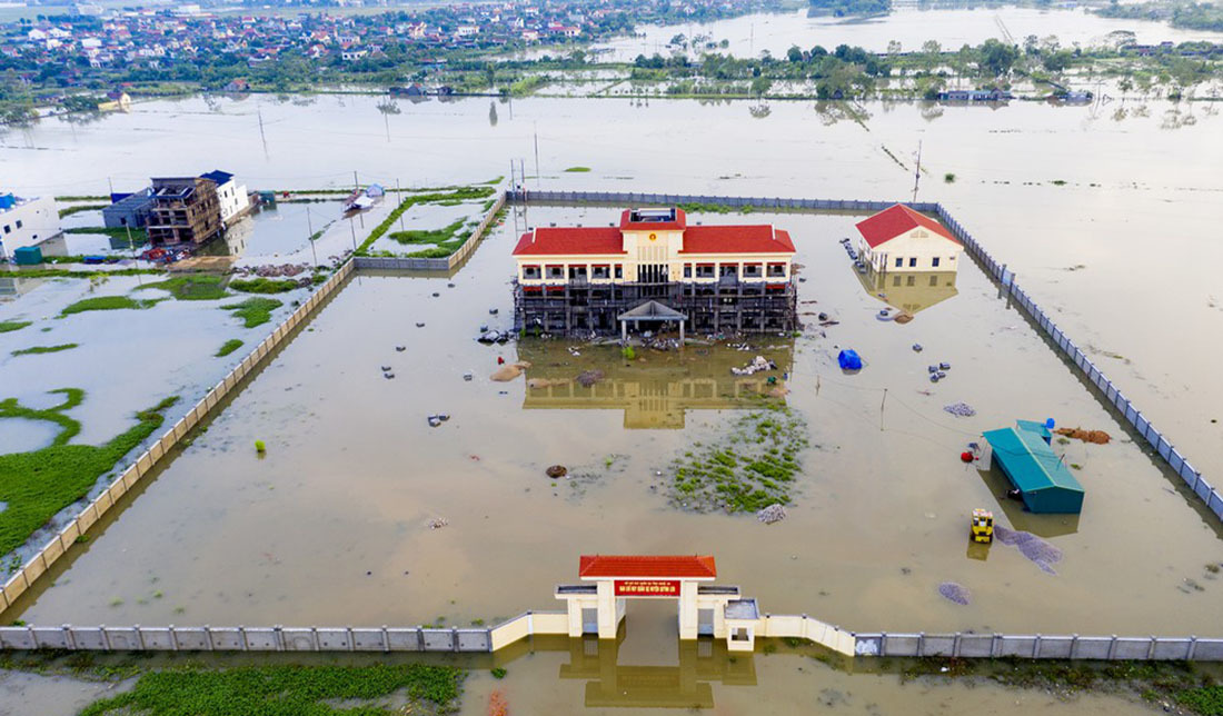 Mưa lớn gây ngập diện rộng, di dời hàng trăm hộ dân ở Nghệ An
