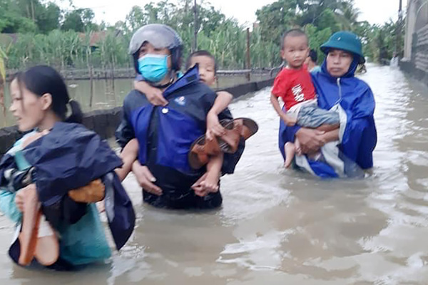 Mưa lớn gây ngập diện rộng, di dời hàng trăm hộ dân ở Nghệ An