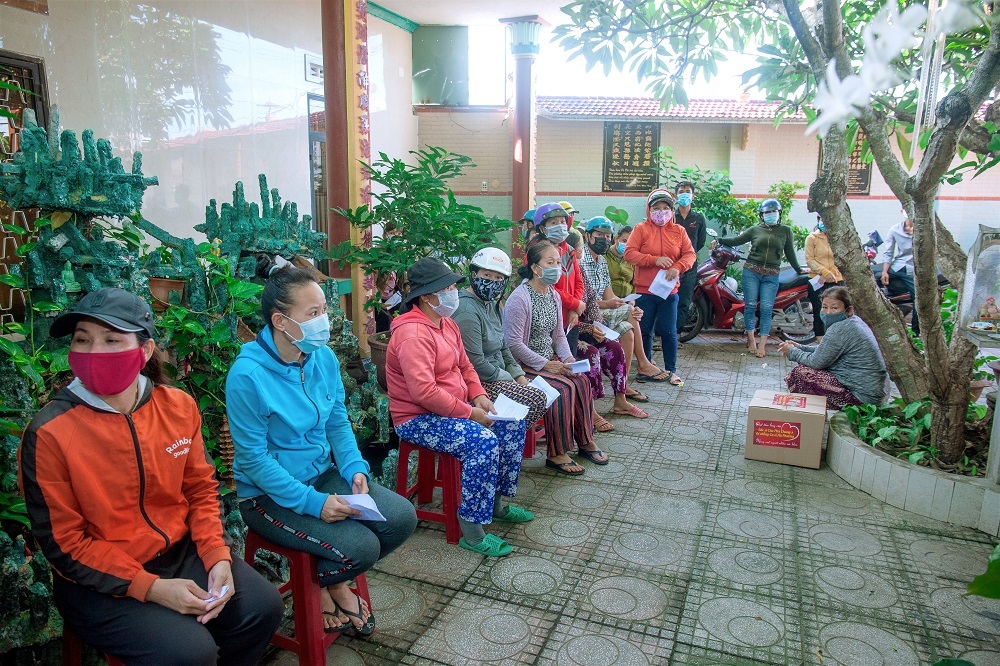 'Ca sĩ tỷ phú' Hà Phương lại tặng trăm tấn nhu yếu phẩm cho người nghèo