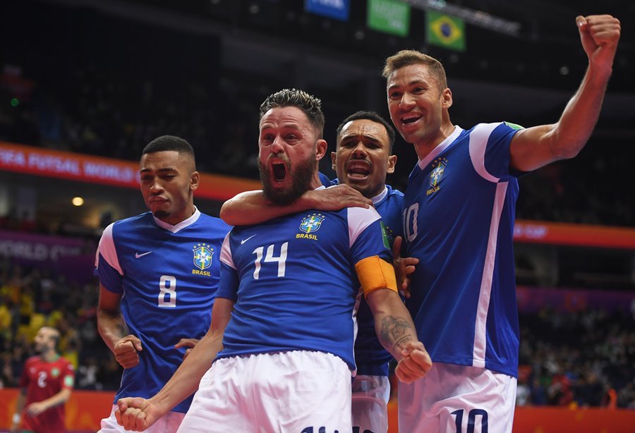 Brazil chật vật giành vé bán kết World Cup Futsal 2021