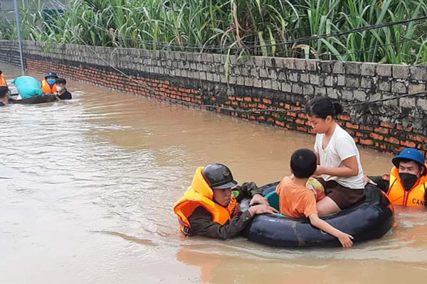 Hình ảnh cứu trợ người dân giữa 'rốn ngập' ở Nghệ An