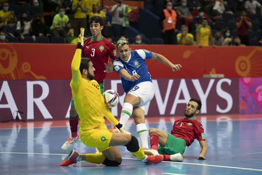 Brazil chật vật giành vé bán kết World Cup Futsal 2021