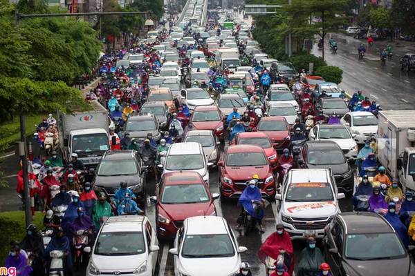 Đường phố Hà Nội ùn tắc kéo dài sau cơn mưa