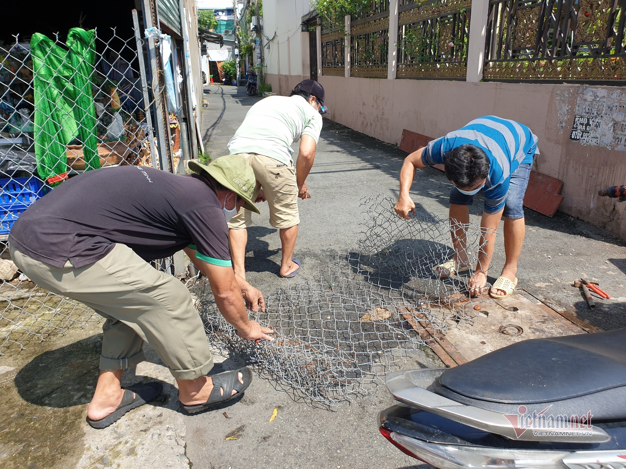 Hàng trăm con hẻm ở TP.HCM thoát cảnh rào chắn 'bít bùng'