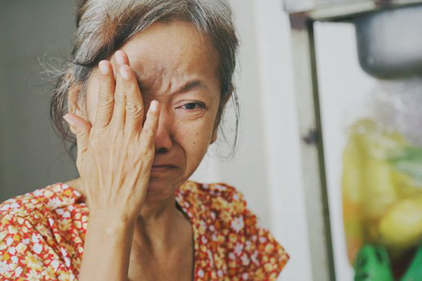 Gặp người vợ gục khóc cạnh xe lăn của chồng từng được Giang Kim Cúc giúp đỡ: 