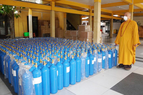 Phật giáo TP. HCM tặng 600 bình oxy, 5.000 bộ bảo hộ y tế cho An Giang