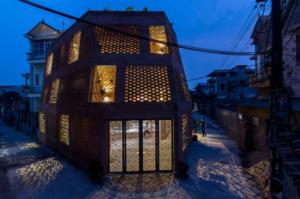 Vietnamese architect uses traditional materials in modern works