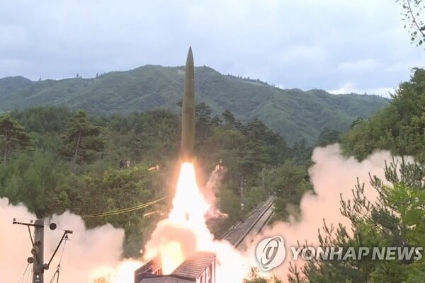 Triều Tiên phóng “quả đạn không xác định” ra biển