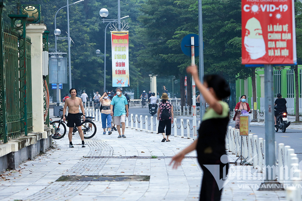 Người dân Hà Nội hồ hởi tập thể dục khi nới lỏng giãn cách
