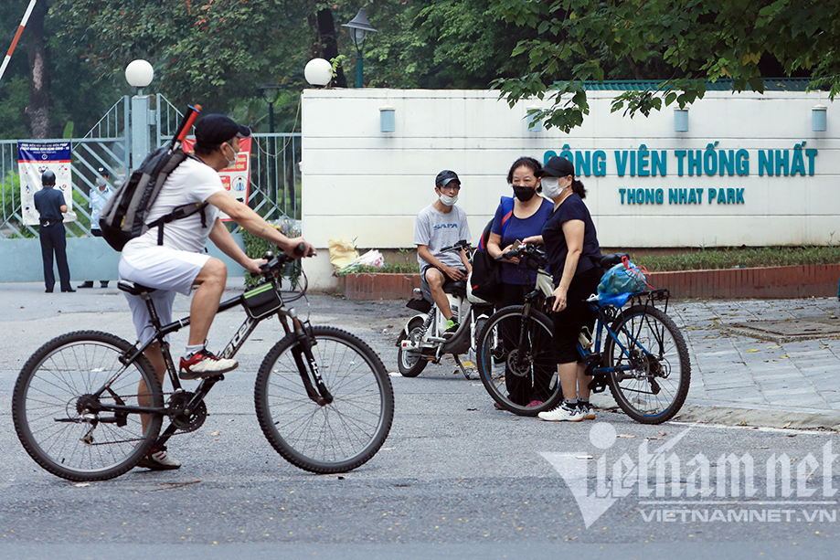 Người dân Hà Nội hồ hởi tập thể dục khi nới lỏng giãn cách