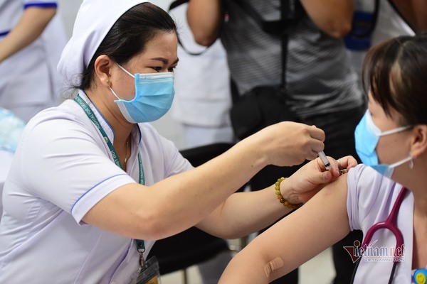 Tiêm đủ 2 mũi vắc xin có được ưu tiên ra, vào Hà Nội?