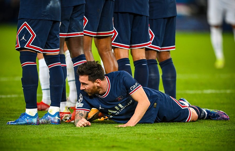 Hình ảnh Messi nằm sân chống đá phạt không phải là điều thường thấy, và đó chính là điều khiến những khoảnh khắc hiếm hoi này trở nên đặc biệt hơn bao giờ hết. Hãy xem những bức ảnh này để cảm nhận tài năng của Messi trên sân cỏ.