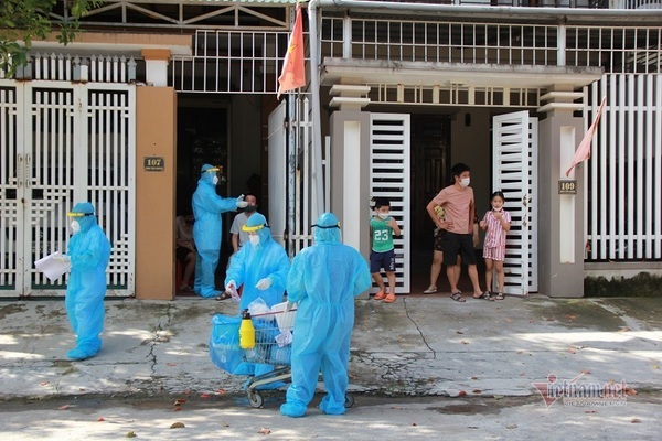 Đi từng nhà lấy mẫu xét nghiệm RT-PCR cho 17.000 người dân TP Đông Hà