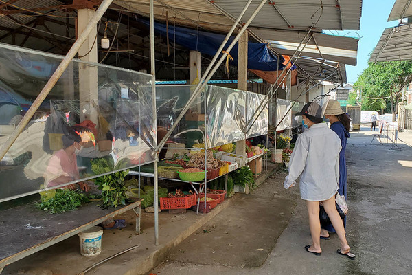 Tiểu thương Nghệ An 'vui như Tết' khi chợ hoạt động trở lại